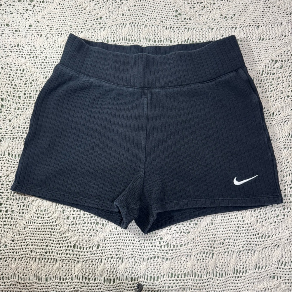 Nike Ribbed High-Waisted Shorts - Black | Size Medium